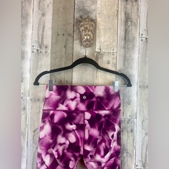 Lululemon Wunder Under Crop (Hi-Rise) 21" in Blush Blossom Size 6. - Picture 5 of 14